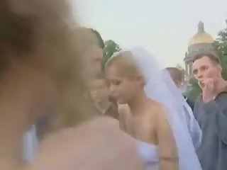 Jeune mariée en publique baise après mariage