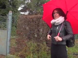 Deszcz pomoc przekonać niewinny francuskie sexbomb przyjść do awangarda i pieprzyć